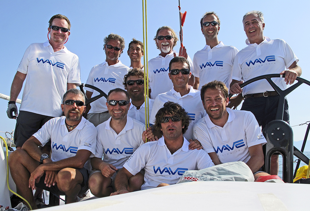 Nautilus Wave, l'imbarcazione del velista ed armatore abruzzese Sergio Quirino Valente (ultimo a destra): Valente e l'equipaggio che hanno conseguito il terzo posto al Campionato Europeo ORC International 2010, a Cagliari 